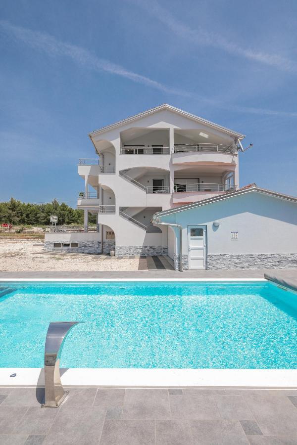 Apartments Nicola With Private Pool ビビニェ エクステリア 写真